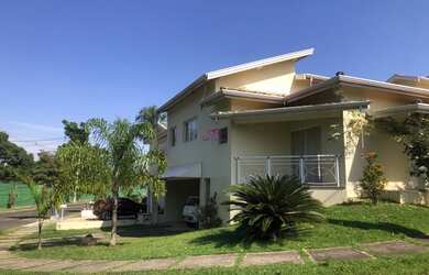 Imagem: A casa em condomínio possui 3 Dormitórios, 3 Banheiros, 2