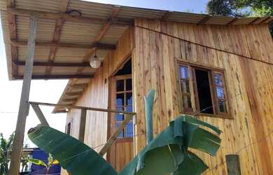 Imagem: A casa possui 1 Dormitório, 1 Banheiro, 1 Vaga na garagem