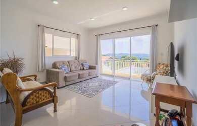 Imagem: A casa possui 3 Dormitórios, 4 Banheiros, 2 Vagas na garagem