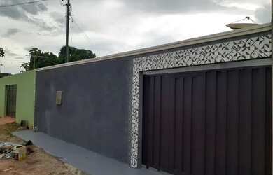 Imagem: A casa possui 3 Dormitórios, 2 Banheiros, 2 Vagas na garagem