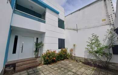 Imagem: A casa possui 5 Dormitórios, 5 Banheiros, 2 Vagas na garagem