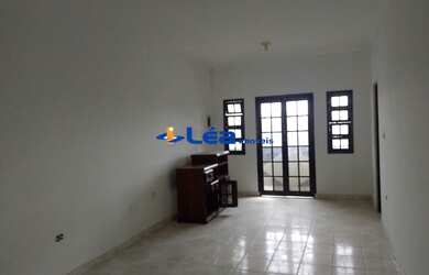 Imagem: A casa possui 3 Dormitórios, 2 Banheiros, 5 Vagas na garagem