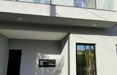 Imagem: A casa possui 3 Dormitórios, 2 Banheiros, 3 Vagas na garagem