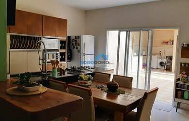 Imagem: A casa possui 3 Dormitórios, 3 Banheiros, 4 Vagas na garagem