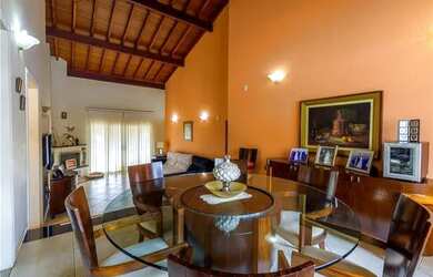 Imagem: A casa possui 3 Dormitórios, 4 Banheiros, 316m² de Área e