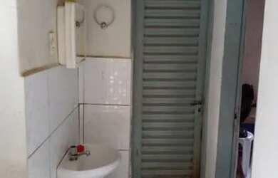 Imagem: A casa possui 2 Dormitórios, 1 Banheiro, 2 Vagas na garagem