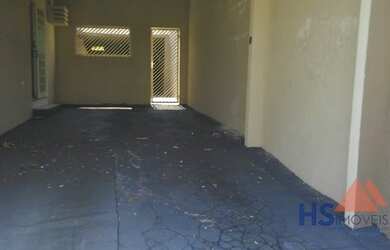 Imagem: A casa possui 3 Dormitórios, 1 Banheiro, 2 Vagas na garagem