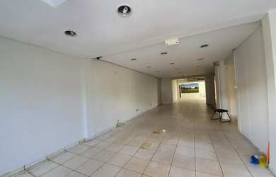 Imagem: O depósito possui 3 Vagas na garagem, 213m² de Área e está