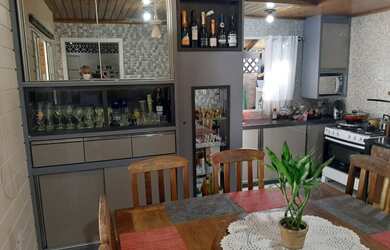 Imagem: A casa possui 2 Dormitórios, 2 Banheiros, 1 Vaga na garagem