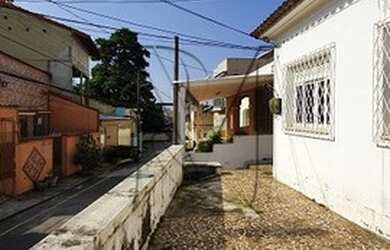 Imagem: A casa possui 3 Dormitórios, 2 Banheiros, 2 Vagas na garagem