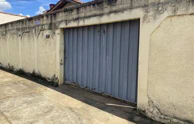 Imagem: A casa possui 3 Dormitórios, 2 Banheiros e 3 Vagas na garagem