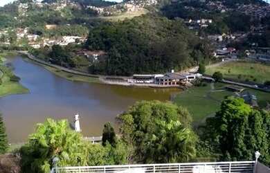 Imagem: A casa possui 3 Dormitórios, 3 Banheiros, 2 Vagas na garagem