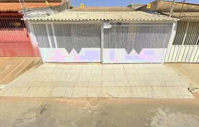 Imagem: A casa possui 4 Dormitórios, 2 Banheiros, 2 Vagas na garagem