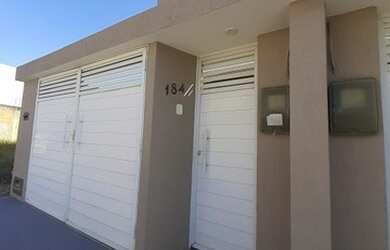 Imagem: A casa possui 2 Dormitórios, 2 Banheiros, 2 Vagas na garagem