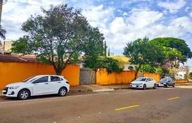 Imagem: A casa possui 5 Dormitórios, 4 Banheiros, 4 Vagas na garagem