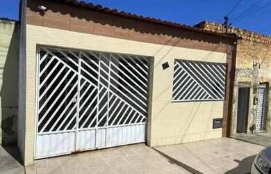 Imagem: A casa possui 3 Dormitórios, 2 Banheiros, 2 Vagas na garagem