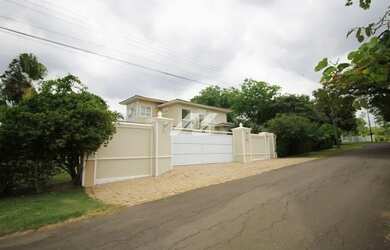 Imagem: A casa em condomínio possui 4 Dormitórios, 5 Banheiros, 5