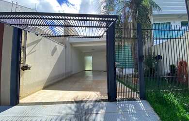 Imagem: A casa possui 3 Dormitórios, 2 Banheiros, 2 Vagas na garagem