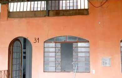 Imagem: A casa possui 5 Dormitórios, 3 Banheiros, 3 Vagas na garagem