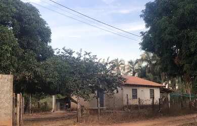 Imagem: A casa possui 2 Dormitórios, 1 Banheiro, 3 Vagas na garagem