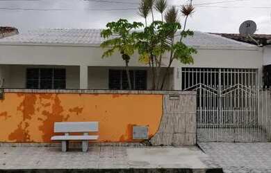 Imagem: A casa possui 3 Dormitórios, 3 Banheiros, 2 Vagas na garagem