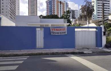 Imagem: A casa possui 4 Dormitórios, 3 Banheiros, 4 Vagas na garagem