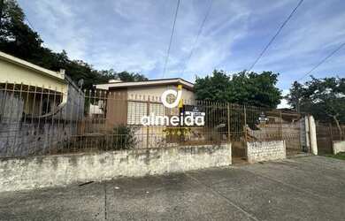 Imagem: A casa possui 3 Dormitórios, 3 Banheiros, 2 Vagas na garagem