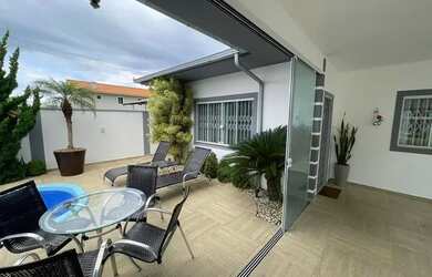 Imagem: A casa possui 3 Dormitórios, 2 Banheiros, 212m² de Área e