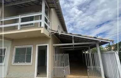 Imagem: A casa possui 2 Dormitórios, 2 Banheiros, 2 Vagas na garagem