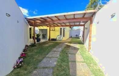 Imagem: A casa possui 3 Dormitórios, 2 Banheiros, 5 Vagas na garagem