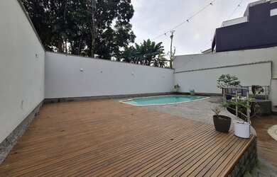 Imagem: A casa possui 4 Dormitórios, 4 Banheiros, 2 Vagas na garagem