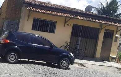 Imagem: A casa possui 5 Dormitórios, 2 Banheiros, 1 Vaga na garagem