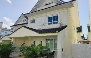 Imagem: A casa em condomínio possui 4 Dormitórios, 5 Banheiros, 2