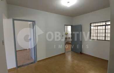 Imagem: A casa possui 3 Dormitórios, 1 Banheiro, 1 Vaga na garagem