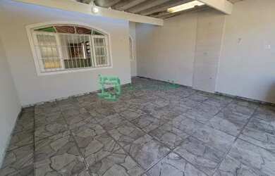 Imagem: A casa possui 2 Dormitórios, 1 Banheiro, 2 Vagas na garagem