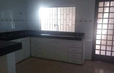 Imagem: A casa possui 3 Dormitórios, 2 Banheiros, 2 Vagas na garagem