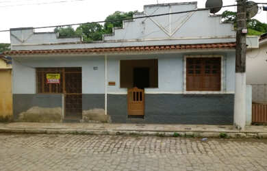 Imagem: A casa possui 4 Dormitórios, 2 Banheiros e está localizado