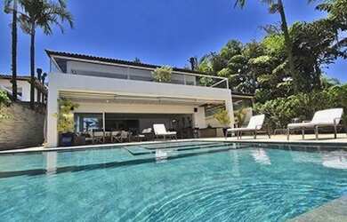 Imagem: A casa em condomínio e possui 5 Dormitórios, Suítes, 5 Banheiros