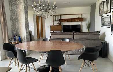 Imagem: O apartamento possui 3 Dormitórios, 2 Banheiros, 2 Vagas na