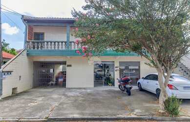 Imagem: A casa possui 5 Dormitórios, 5 Banheiros, 3 Vagas na garagem