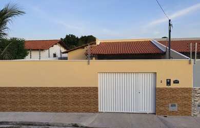 Imagem: A casa possui 3 Dormitórios, 2 Banheiros, 4 Vagas na garagem