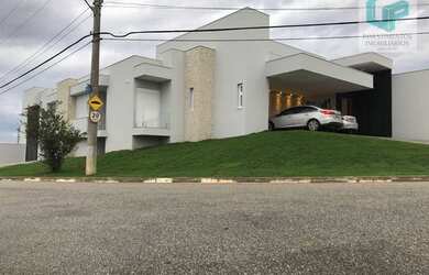 Imagem: A casa em condomínio possui 4 Dormitórios, 1 Banheiro, 540m²