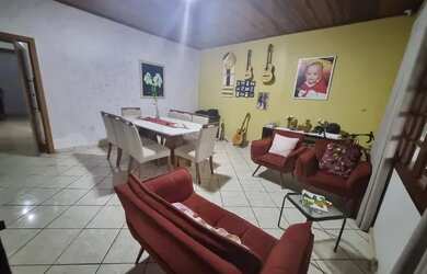 Imagem: A casa possui 5 Dormitórios, 3 Banheiros, 3 Vagas na garagem