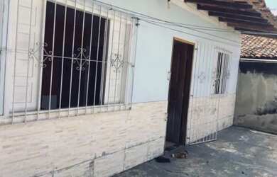 Imagem: A casa possui 2 Dormitórios, 1 Banheiro, 2 Vagas na garagem