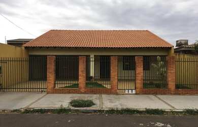 Imagem: A casa possui 4 Dormitórios, 3 Banheiros, 2 Vagas na garagem