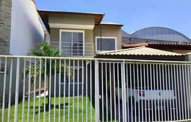 Imagem: A casa em condomínio possui 4 Dormitórios, 1 Banheiro, 2 Vagas