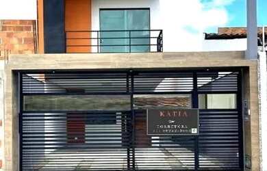 Imagem: A casa possui 3 Dormitórios, 2 Banheiros, 2 Vagas na garagem