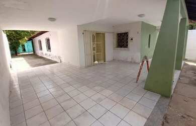 Imagem: A casa possui 3 Dormitórios, 1 Banheiro, 5 Vagas na garagem