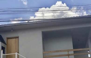 Imagem: A casa possui 3 Dormitórios, 1 Banheiro, 1 Vaga na garagem