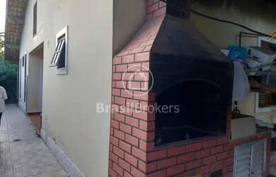 Imagem: A casa possui 3 Dormitórios, 3 Banheiros, 2 Vagas na garagem